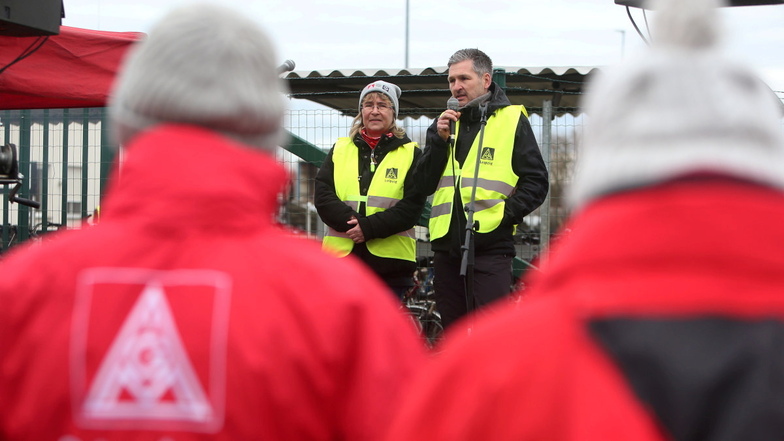 Seit 8. November 2023 befinden sich die Mitarbeiter von SRW metalfloat in Espenhain im unbefristeten Streik für ihre Tarifbindung. 24 Stunden an sieben Tagen in der Woche zeigen sie, dass es ihnen um Mitbestimmung, Wertschätzung und Respekt geht. Mittendr