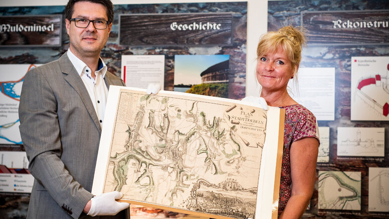 Fast 250 Jahre alt ist der Plan der Stadt Döbeln, den Oberbürgermeister Sven Liebhauser und Kathrin Fuchs vom Stadtmuseum in den Händen halten. Er gehört zu den Neuerwerbungen, mit denen das Museum jedes Jahr seine Sammlung ergänzt.