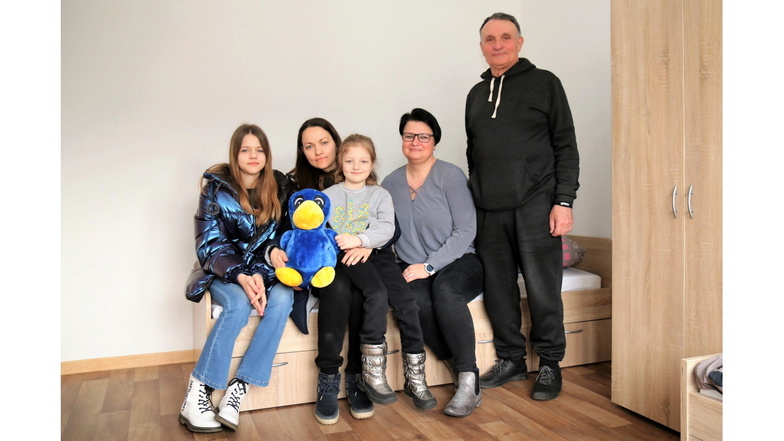 Gut angekommen: Eine ukrainische Familie konnte in Riesa-Weida in eine eingerichtete Wohnung ziehen. Von links nach rechts: Albina, Mutter Galina, Katja und Opa Viktor. Die Zweite von rechts ist ASB-Mitarbeiterin Yvonne Martiniak.