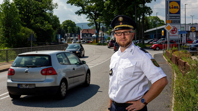 Rico Sommerschuh, Leiter des Polizeireviers Freital-Dippoldiswalde, steht hier an der Einmündung des Firstenwegs auf die B 170, einer schwierigen Stelle. Die Unfallschwerpunkte lieben aber woanders. .