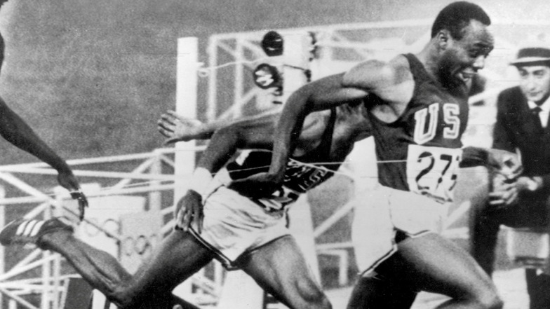 Im dramatischen 100-m-Finale der Männer bei den Leichtathletik-Wettbewerben der Olympischen Sommerspiele im Olympiastadion in Mexiko-Stadt 1968 wirft sich USA-Sprinter Jim Hines (r) als erster in das Zielband.