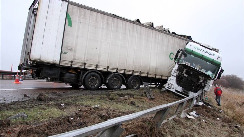 In einer Rechtskurve verlor der Fahrer vermutlich wegen überhöhter Geschindigkeit die Kontrolle über seinen Laster.