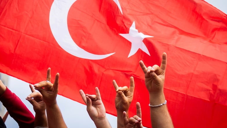 Türkei-Fans zeigen beim Fanmarsch Richtung Olympiastadion den "Wolfsgruß", weshalb der Marsch von der Polizei abgebrochen wurde.