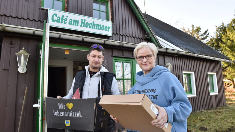 Noch sind Anke Liebscher und Steve Roser am Georgenfelder Hochmoorcafé mit Einräumen beschäftigt. Am 1. Dezember wollen sie hier Eröffnung feiern.