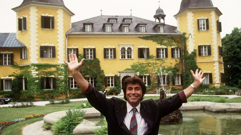 Schlagerstar Roy Black steht im Mai 1990  vor dem Schloss am Wörthersee bei Velden in Kärnten, Schauplatz der RTL-Serie «Ein Schloss am Wörthersee». Dort wurde eine Statue des Sängers gestohlen.