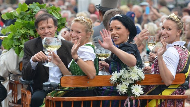 Die sächsischen Weinprinzessinnen Jana Jordan und Kati Hofmann, sowie die Jessener Weinprinzessin Sarah Weiner.