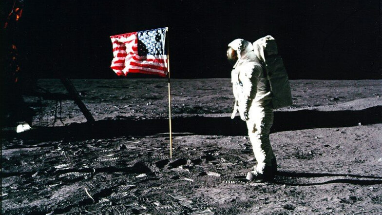 Apollo 11-Astronaut Edwin "Buzz" Aldrin steht neben der US-Flagge auf dem Mond.