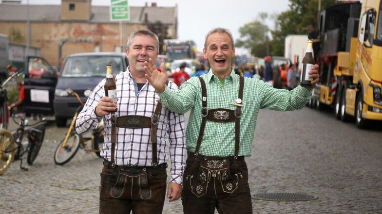 ... den Jens und Holger vom Dorfclub Ullersdorf kaum noch erwarten können. Das Riesaer Tag-der-Sachsen-Motto "Besser als die Wies´n" nehmen die beiden wortwörtlich und stärken sich in bester Oktoberfestmanier mit Bier.