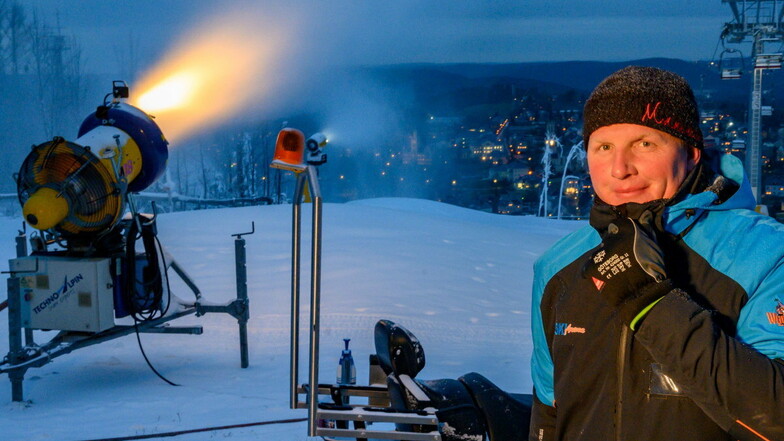 „Schnee musst du machen, wenn du ihn machen kannst“, sagt Stefan Uhlmann von der Skiarena Eibenstock. Jetzt macht ihm Corona einen Strich durch die Rechnung.