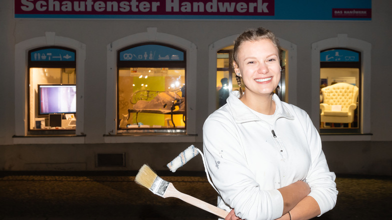 Conny Kohlsche zeigt in Bischofswerda ihre Laden-Deko für ein Naturkostgeschäft, mit der sie den Landeswettbewerb der Maler gewonnen hat. Ihr Betrieb gehört zu jenen Firmen, die sich bis Juni 2020 am Altmarkt präsentieren.