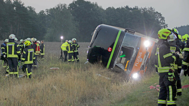 Bei einem Unfall auf der A 24 wurden am Samstag 31 Menschen verletzt. Flixbus sieht das jedoch anders.