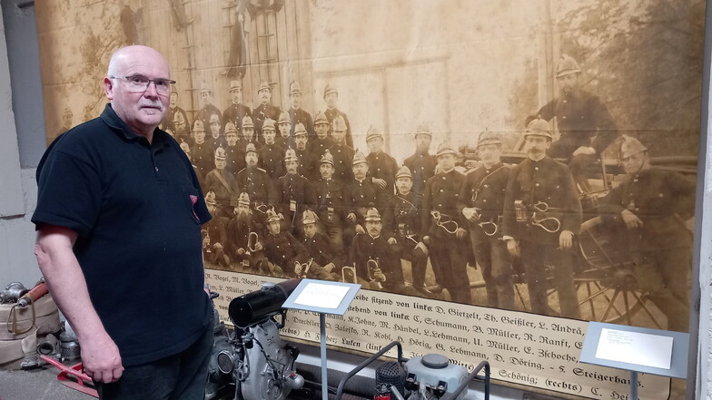 Siegfried Sautner zeigt zum Techniktreff erstmals diese großformatige Kopie eines historischen Fotos der Wilsdruffer Feuerwehr aus dem Jahr 1885.