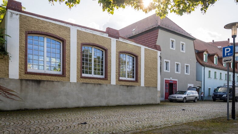 Der einstige Speicher Elbstraße 7a (rote Tür) ist ein auffälliger Bau, genauso wie das Nebengebäude mit den drei großen Fenstern zur Elbe hin. Das Objekt ist jetzt in neuen Händen.