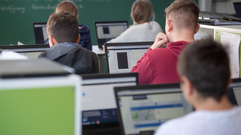 Bislang wurden in Sachsen mehr als 116.000 mobile Endgeräte für Schüler und Schülerinnen sowie etwa 36.500 Laptops für Lehrkräfte bewilligt.