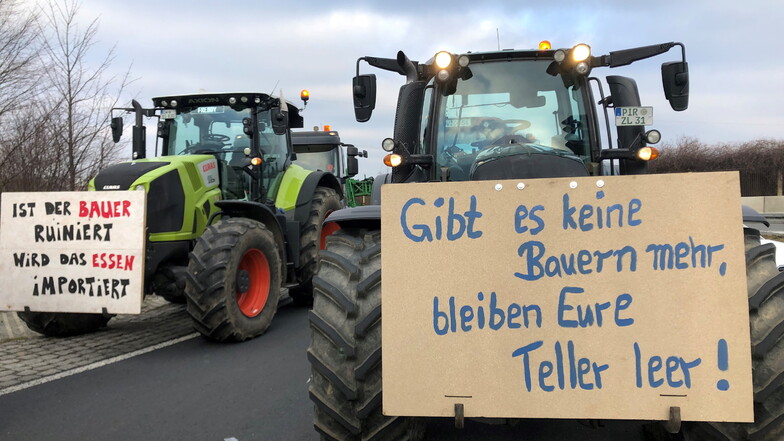 Zu Jahresbeginn hatten in SOE protestierende Landwirte Autobahnzufahrten blockiert. Am Donnerstagabend sollen sich Demos auf Brücken über Autobahnen beschränken.