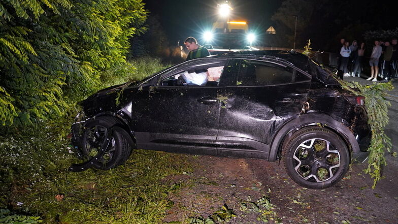 Ein 16-Jähriger verunglückte in der Nacht zum Dienstag mit einem Opel Mokka kurz hinter dem Ortseingangsschild Mücka. Laut Polizei hatte er 1,36 Promille im Blut.