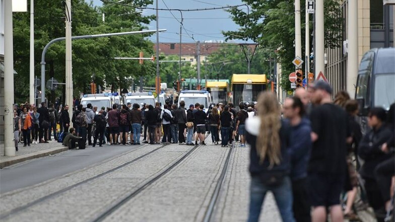Anreisende Hooligans steckten derweil in der Starßenbahn am Rosa-Luxemburg-Platz fest.