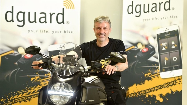 Lutz Berger, Geschäftsführer von Digades auf seiner Ducati. Auch dieses Motorrad ist mit dem neuen Sicherheitssystem ausgestattet.