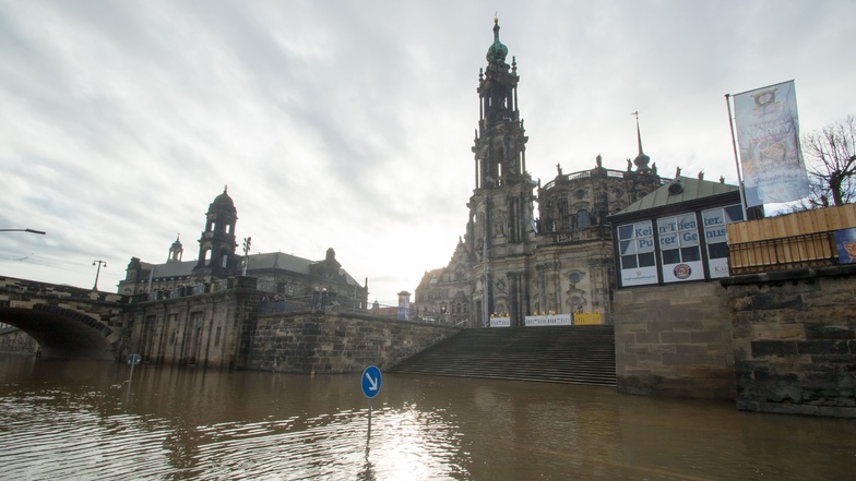 Die Silhouetten der Hofkirche und des Ständehauses spiegeln sich derzeit auf dem überfluteten Terrassenufer.