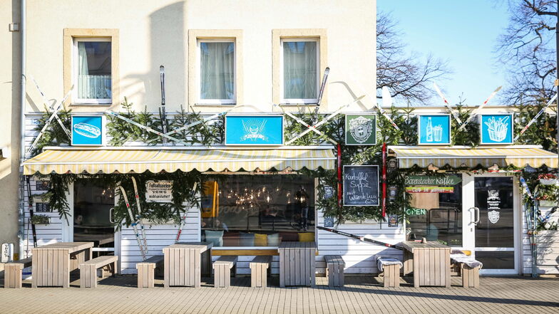 Von außen wirkt das "Kombinat für Fleischkuchen" an der Leipziger Straße, in das das Café Mahlgrad 156 vor rund fünf Monaten gezogen ist, auf den ersten Blick wie eine Après-Ski-Hütte.