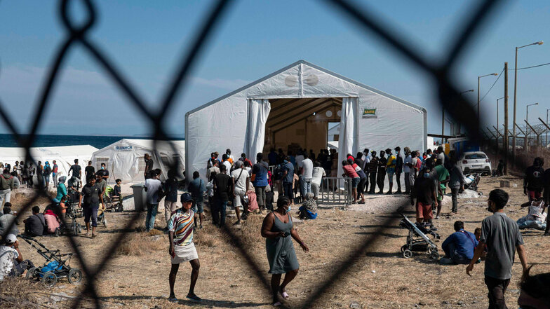 Nach dem Brand im Flüchtlingslager Moria werden Migranten nun auf einem früheren Militärgelände bei Mytilene in Lesbos untergebracht. Die griechischen Behörden wollen 2.500 von ihnen von Lesbos auf das Festland verlegen.