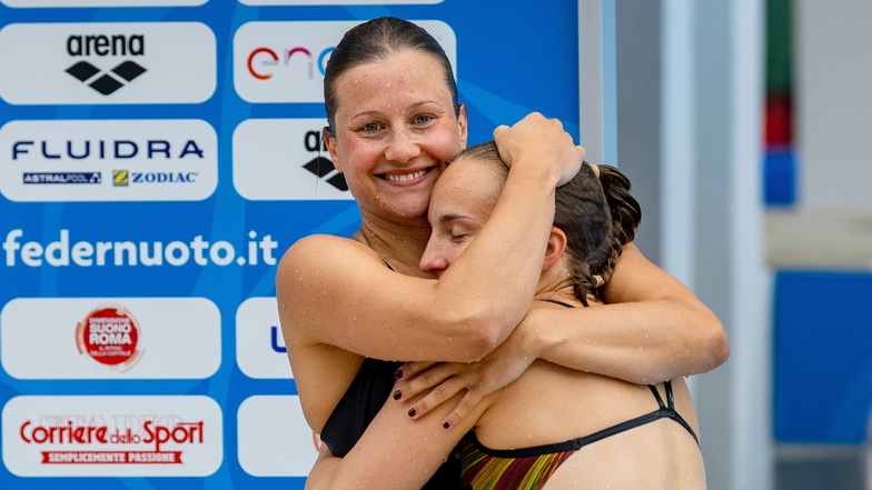 Lena Hentschel (r) und die Dresdnerin Tina Punzel umarmen sich nach ihrem EM-Sieg vom 3-Meter-Brett.