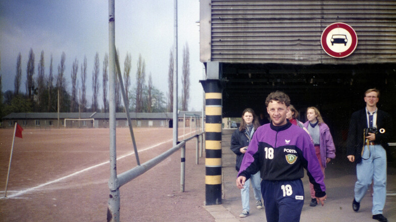 Unter der alten "Hornbach"-Tribüne geht Penksa 1993 zum Training, der Hartplatz dahinter ist korrekt abgekreidet - seinerzeit haben auch die Profis bei Dynamo noch auf Asche trainiert.