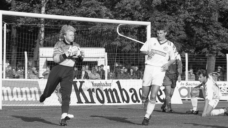 30 Jahre ist es her: Am 10. Oktober 1992 verlor der Bischofswerdaer FV 08 gegen den Karlsruher SC erst in der Verlängerung 0:1. Im Tor stand damals Oliver Kahn für den KSC. Die Geschichten dazu gibt es nun im neuen Fußball-Museum in Bischofswerda.