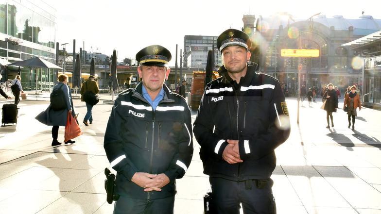 Polizeidirektor André Marschke (l.) und Hauptkommissar Martin Stier auf Streife am Wiener Platz .