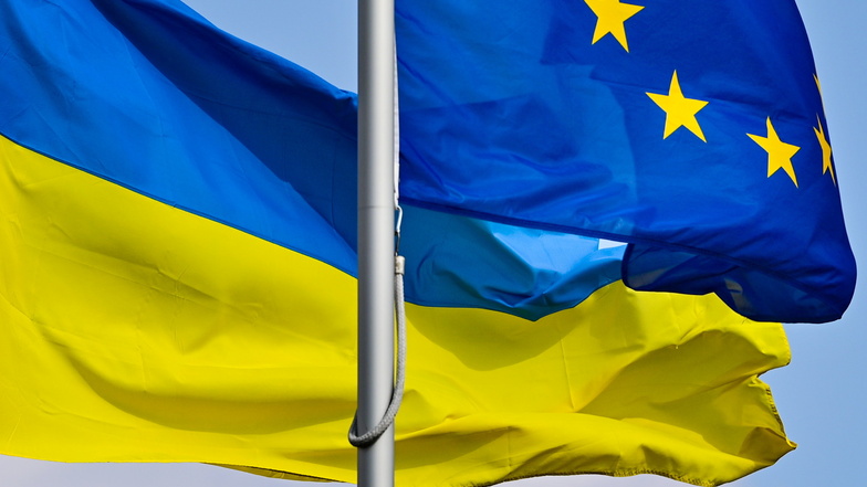 Die Europäische Union hat die Ukraine offiziell in den Kreis der Beitrittskandidaten aufgenommen.
Die Europäische Union hat die Ukraine offiziell in den Kreis der Beitrittskandidaten aufgenommen.
