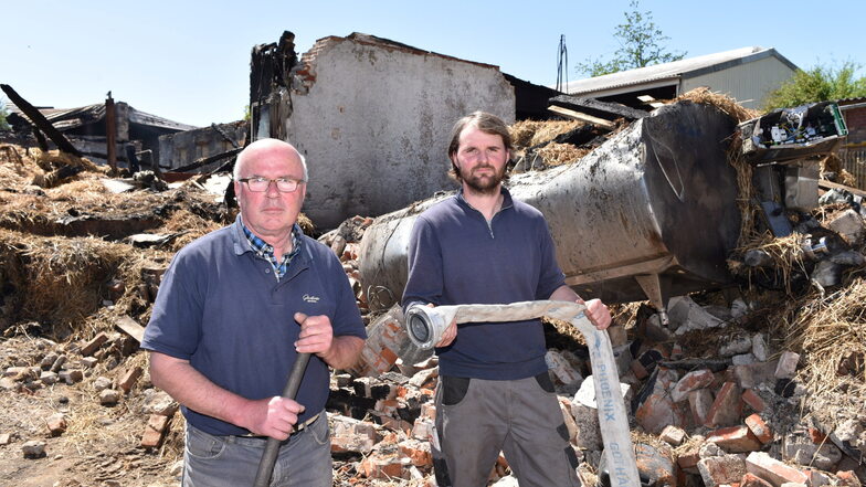 Ein Foto kurz nach den Brand: Hubertus (li.) und Alexander Schroth vor den Resten ihrer neuen Melkanlage,  die noch gar nicht in Betrieb genommen worden war.