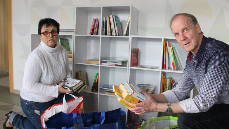 Am Mittwoch stellten Veronika Lehradt und Roland Voigt die ersten Bücher in den öffentlichen Bücherschrank von Purschwitz.