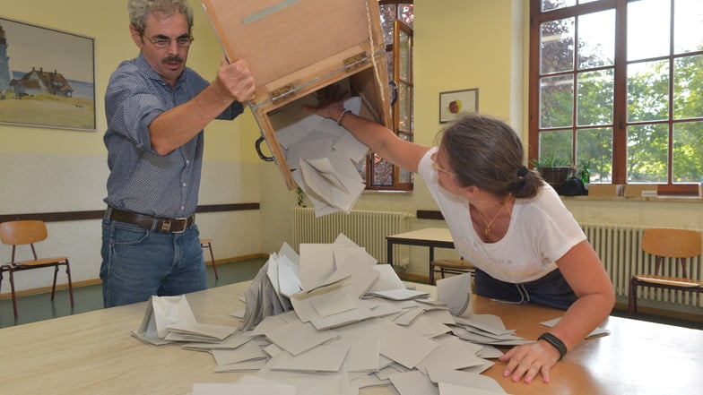 Um 18 Uhr haben Thomas Mettcher und Daniela Ganselweit die Wahlurne im Wahllokal in der Körnerplatzschule ausgeräumt. Überall in Sachsen begann die Auszählung der Stimmen zur Landtagswahl.