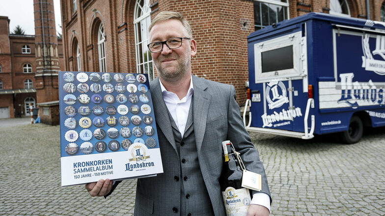 Landskron-Geschäftsführer Uwe Köhler mit einem Kronkorken-Sammelalbum, das es im Vorjahr zum Brauerei-Jubiläum gab. Ähnliches ist erneut geplant.