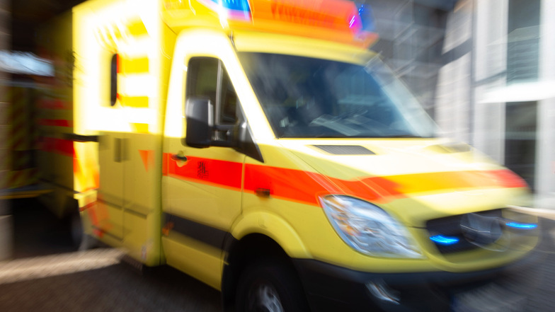 In Dresden-Prohlis musste ein schwer verletzter Mann aus einer brennenden Wohnung gerettet werden.
