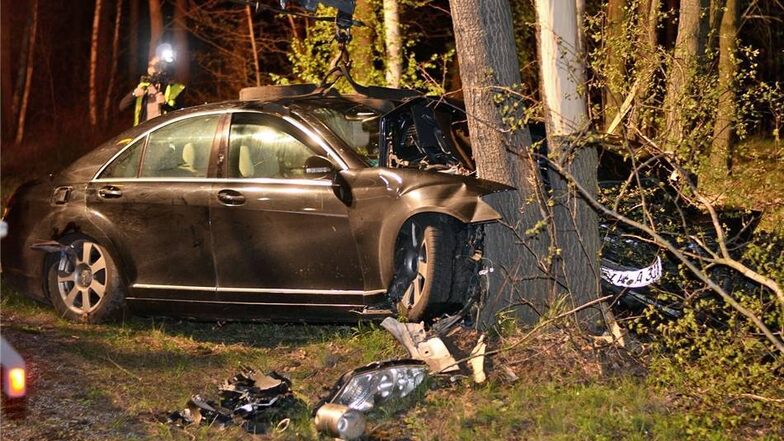 In einem nördlich von Hoyerswerda gelegenen Waldstück wurde ein offensichtlich gegen einen Baum geprallter Mercedes entdeckt.