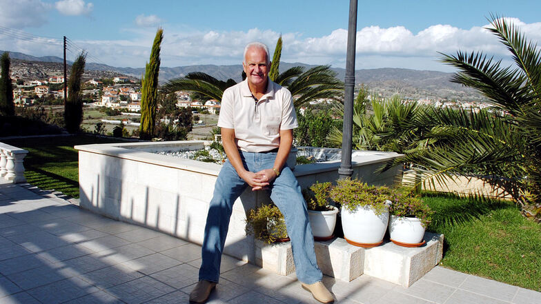 Auch in Zypern war der Fußballlehrer aktiv - und ließ sich im Jahr 2006 auf dem Gelände seines Hause in Pyrgos bei Limassol ablichten. 