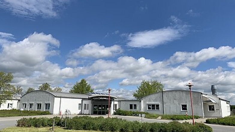 Der Standort Großhennersdorf, seit 2000, bietet Dienstleistungen, Metallbearbeitung, Montage und Verpackung, Tischlerei, Landschaftspflege sowie Service für Imker. Mit 160 Plätzen fördert er berufliche Bildung.