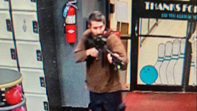 Auf diesem Bild, das vom Androscoggin County Sheriff's Office veröffentlicht wurde ist der Schützen mit seiner Waffe zu sehen.