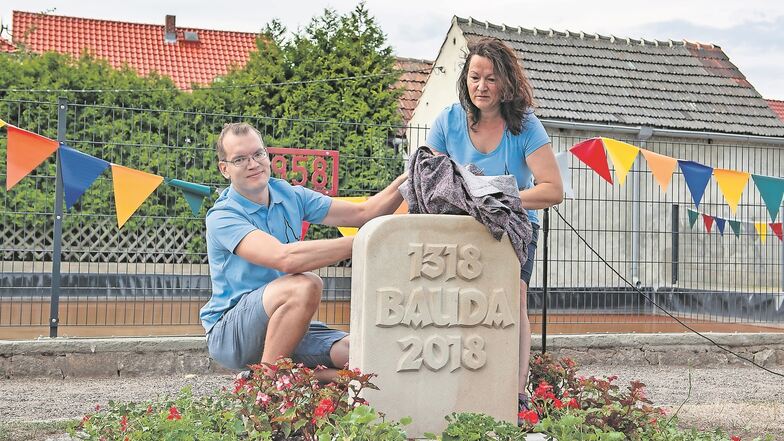 Im Jahr der 700- Jahr-Feier ist Bauda erneut Einwohnersieger. Sven Mehnert und Claudia Menzel vom Ortschaftsrat enthüllten hier im Sommer zur Feier den aufgearbeiteten Gedenkstein.