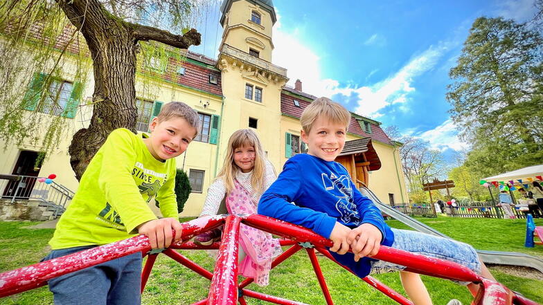 Leo, Clara und Matteo (v.l.n.r.) feiern die Neueröffnung der Kindertagesstätte in Ulbersdorf bei Hohnstein mit.