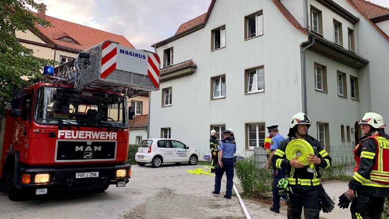 Feuerwehren, Rettungswagen sowie ein Notarzt und Polizei waren an dem Wohnhaus im Einsatz.