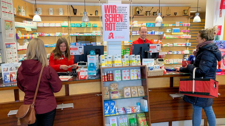 Die Adler-Apotheke in Nossen beteiligt sich an der bundesweiten Aktion "Wir sehen rot".