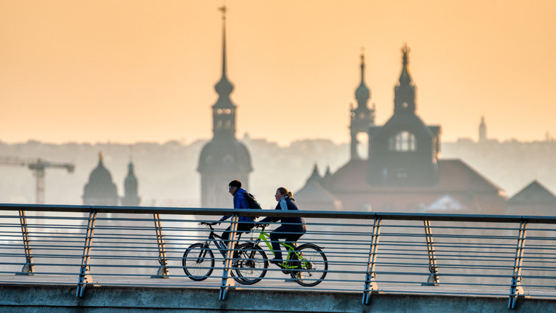 Zwei Radfahrer überqueren die Waldschlößchenbrücke in Dresden: Viele Menschen steigen in der Krise auf das Rad um.