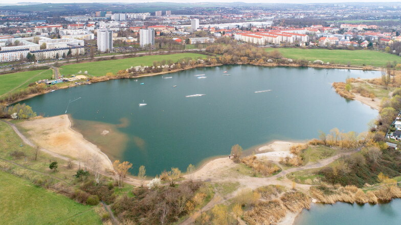Muss die Wasserskianlage umziehen, oder kann sie direkt am Seeufer bleiben? Darüber wird momentan in Dresden gestritten.