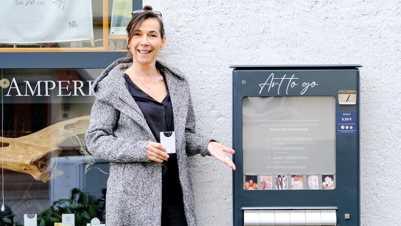 Heike Böttger vom Atelier Ampere in Weinböhla präsentiert stolz ihren Kunstautomaten, der für sich einzigartig ist.