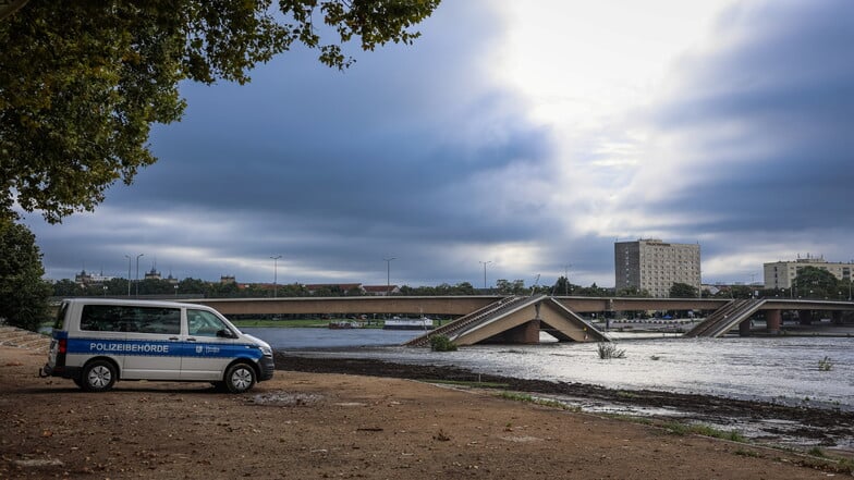 Stillleben mit Polizeiwagen: An der zerstörten Carolabrücke kehrt eine bizarre Ruhe vor der Flut ein.