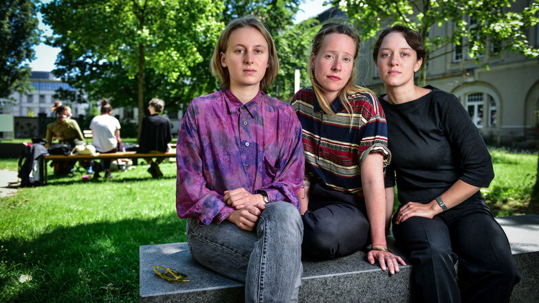 Karla, Lisa und Victoria (v.l.) gehören zu den HfBK-Studenten, die vor einem Erstarken der „Neuen Rechten“ warnen. 