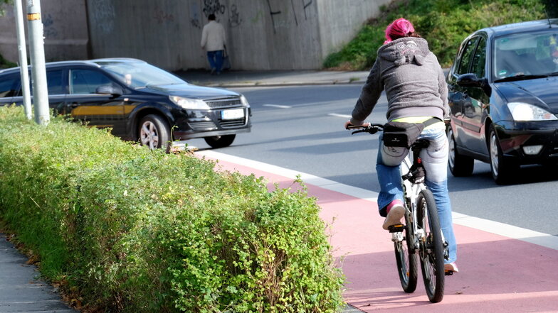 Der Fahrradstreifen an der Fabrikstraße, Höhe Baumarkt, wird häufig in der falschen Richtung genutzt. Ein Gespensterschild soll Autofahrer warnen.