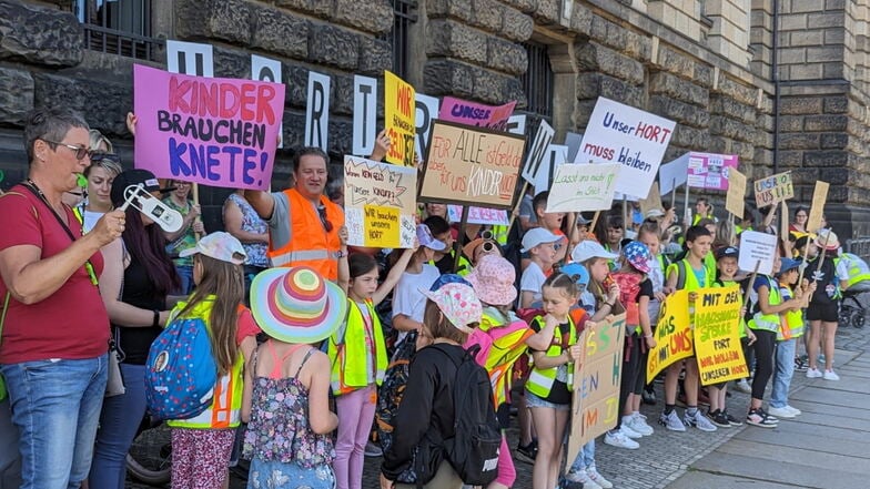 Mit Plakaten und Trillerpfeifen protestierten Kinder und Erzieherinnen aus der Gemeinde Stauchitz am Dienstag vor dem Finanzministerium in Dresden für die Sanierung des Ragewitzer Horts.